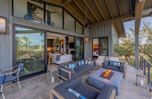 Secluded Luxury at Lola's Lakefront: Treehouse, Fireplace, Decks & Pickleball
