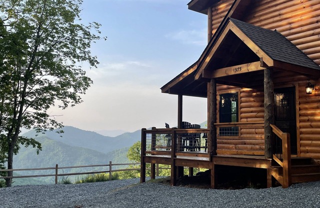 Secluded Luxury Cabin - Mountain Views, Fire Pit, Great Location! Sleeps 8.