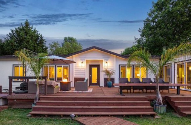 Secluded Modern Farmhouse with Fireplaces, Alfresco Hot Tub & Firepits