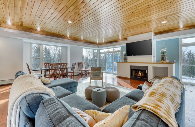 Secluded modern home with jetted tub, fireplaces & beautiful views