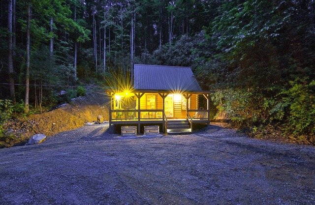Secluded Mountain Cabin in the Great Smoky Mountains -lots of recreation nearby!