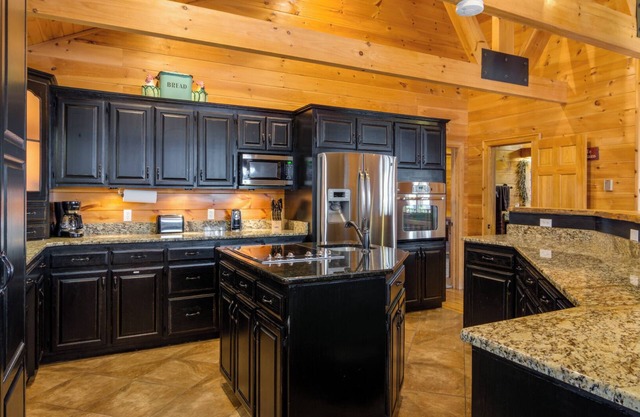 SECLUDED RETREAT-STUNNING MTN VIEWS-MASTER ON MAIN-POOL TABLE-ARCADE-FIRE PIT