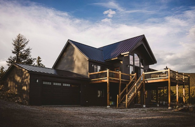 Secluded Rocky Mountain Luxury: Stunning Views & Ultimate Outdoor Escape
