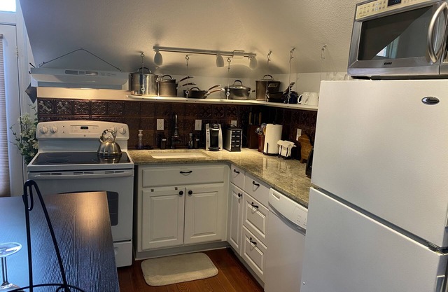 Secluded Romantic Carriage House - pets welcome!
