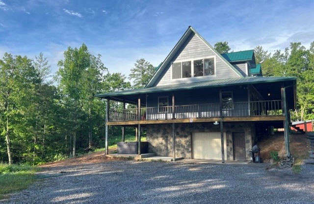 Secluded Smoky Mountains 3-bedroom home with hot tub, WiFi, AC