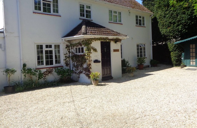 Secluded, spacious detached house in the New Forest , sleeps 10