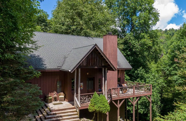 Secretariat's Secret in Yonahlossee Saddle Club: Pet Friendly home with Hot Tub, 3 Acres & Piano