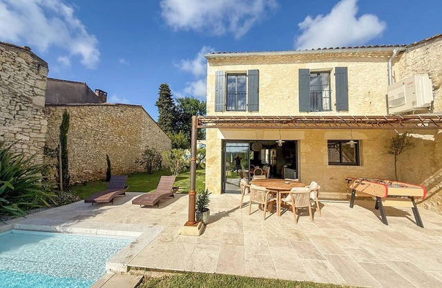 Secure heated infinity pool with valley views of vineyards, walk to restaurant.