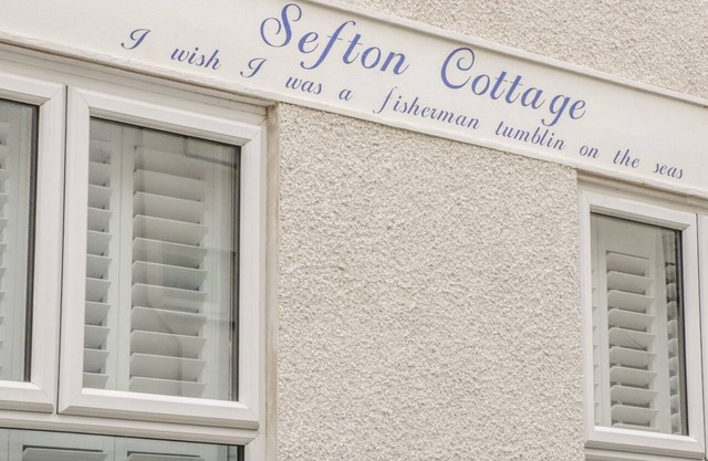 SEFTON COTTAGE, country holiday cottage, with a garden in Deganwy
