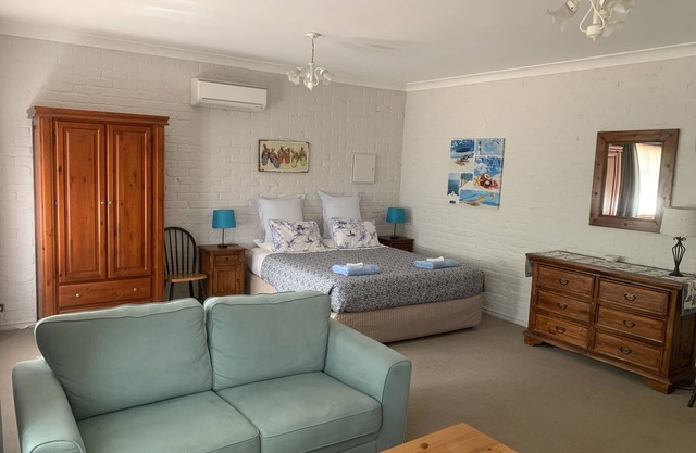 Self contained fully equipped 1 bedroomed studio on exclusive rural estate.