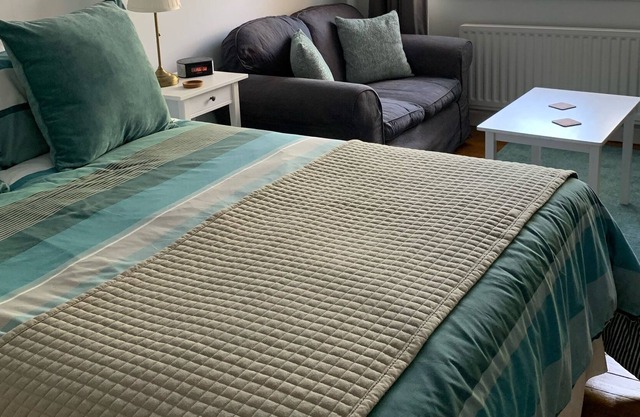 Self-contained, ground floor room a short walk from Lymington town centre