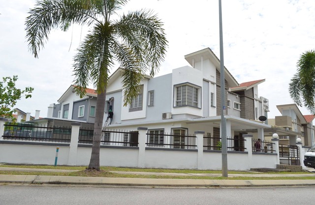 Semi detached house at Puchong
