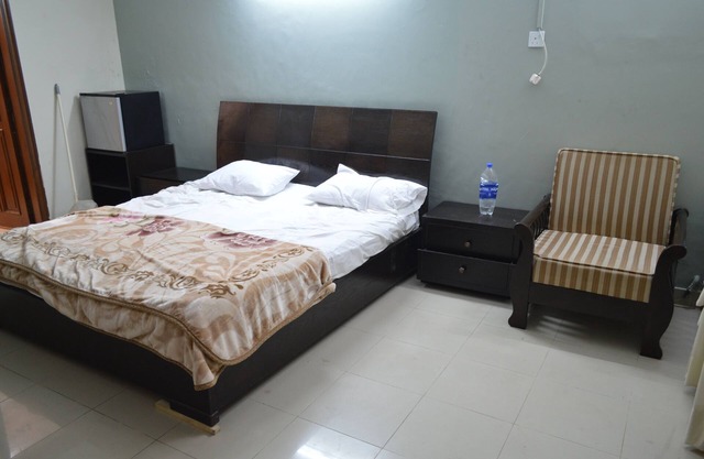 Separate lower ground Floor with central heating system/AC
