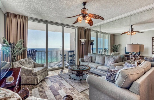 Sept/Fall open! Beach Service included! Beautiful condo!