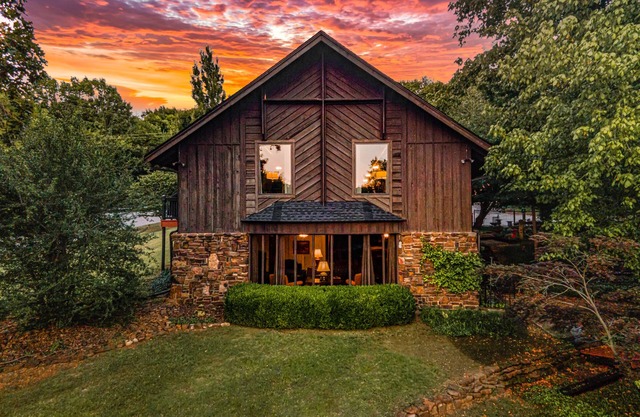 Sequoyah Flats - 5000 SF Luxury Lodging in a Former Church - 5 Min to U of A