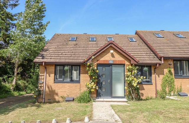 SERENDIPITY, family friendly, country holiday cottage in Freshwater