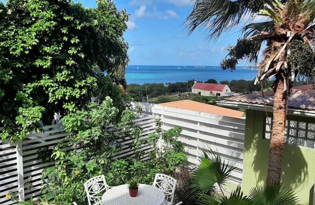 Serene, Affordable, Cozy apartment, only 10 min walk to the beach!