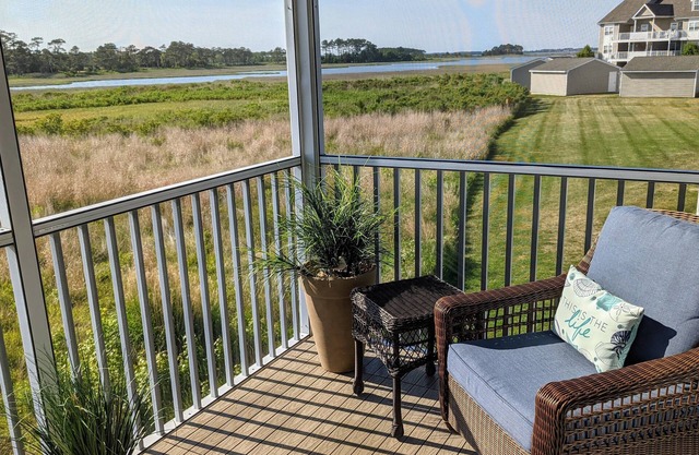 SERENE COASTAL SETTING!