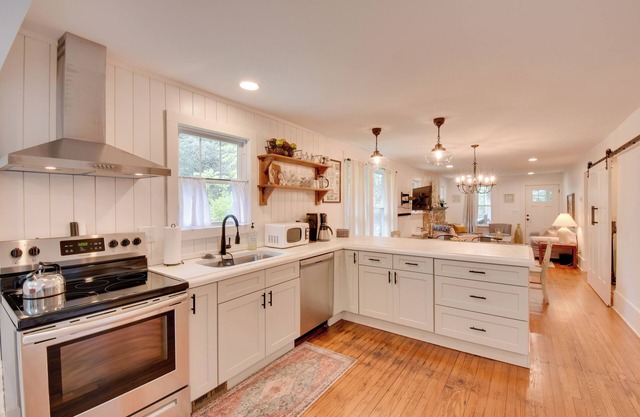 Serene Greenville Cottage: 6 Mi to Paris Mtn!