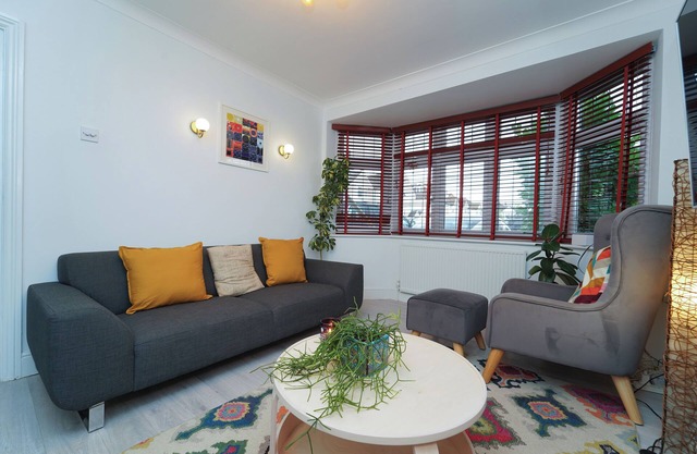 Serene home with all comforts (Wifi, Parking, EV Charge) & Long Stay Discount!n