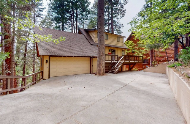 Serene lakefront getaway with game room, fireplace, & washer/dryer