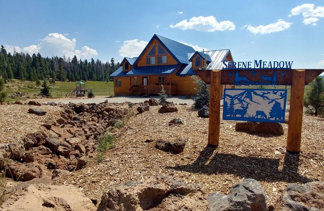 SERENE MEADOWn3bdrm BEAUTIFUL/RELAXING CABIN RIGHT IN THE MEADOW OF DUCKCREEK.