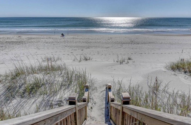 Serene, Oceanfront Luxury. Elevator, spacious rooms, hot tub, Linens included!