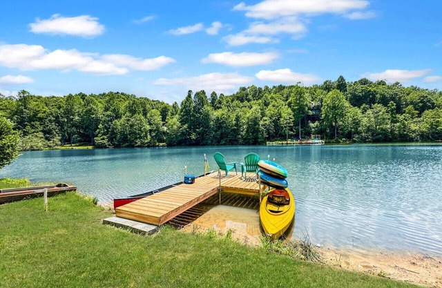 Serene Private Lake Mountain Getaway near Brevard