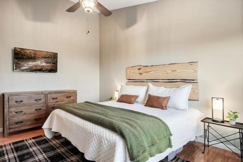 Serene Retreat Private Hot Tub and Arcade