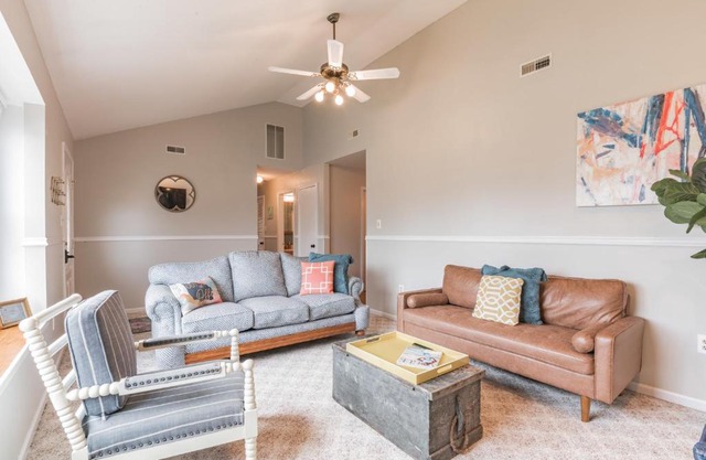 Serene single story, Grill, Fire Pit, fenced yard and Pet friendly stay