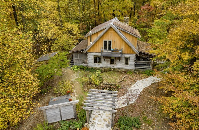 Serene Winter Escape: Hiking Trails & A-List Amenities, Brown County & B-town