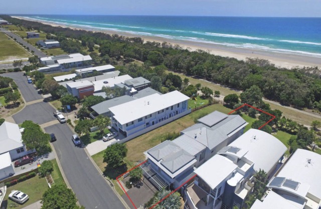 SERENITY BEACH RETREAT - Hamptons Beach HavenCasuarina - sleeps 14 -7 bedrooms