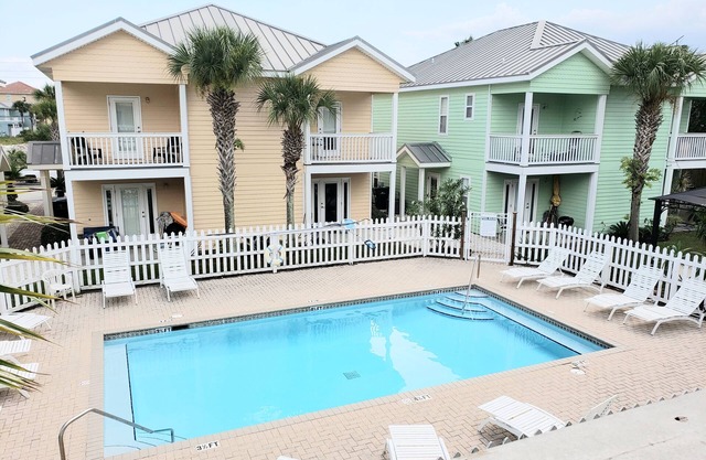 "SERENITY by the SEA", Pool ,short walk to the beach !