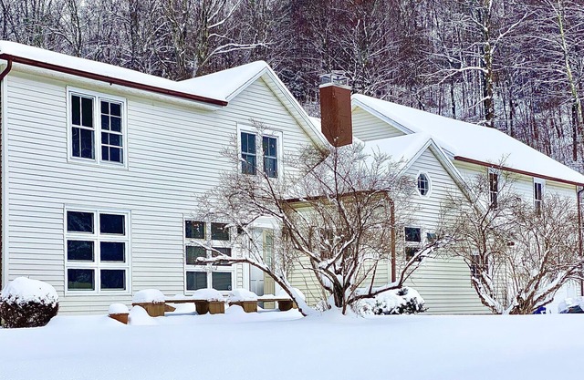 Serenity Farmhouse-10 mins to ski, hot tub. Inquire for seasonal rental