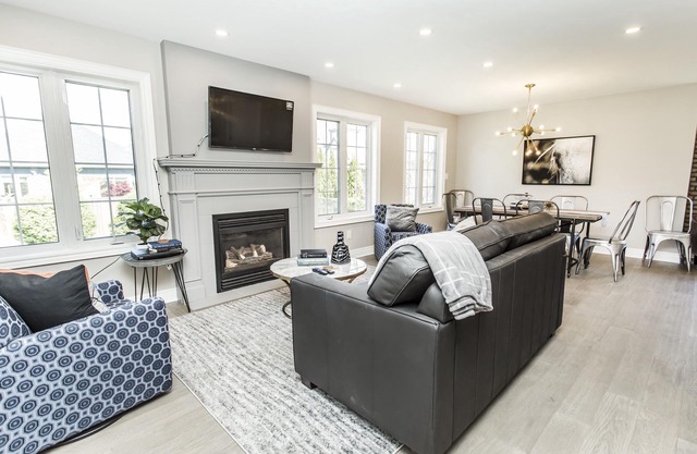SERENITY MODERN RENOVATED BEAUTIFUL BUNGALOW- in OLD TOWNE w Hot tub