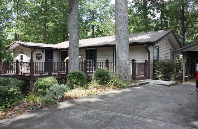 Serenity on the Lake 3 Bedroom 2 Bath home on Lake Santeetlah