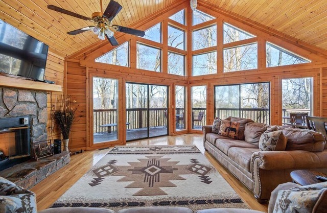 Serenity- serene mntn cabin in gated resort community with pool and amenities/view/Hottub/Secluded/Luxury/Theatre