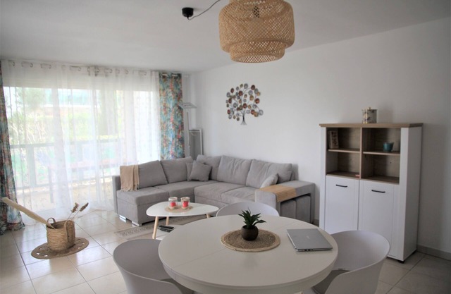 Serignan-Canal du midi. Spacious apartment in luxury apartment complex. Full A/C
