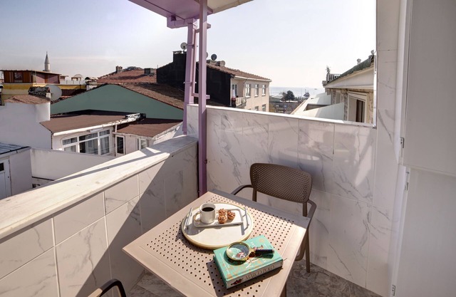 Seven Roses Apart Hotel