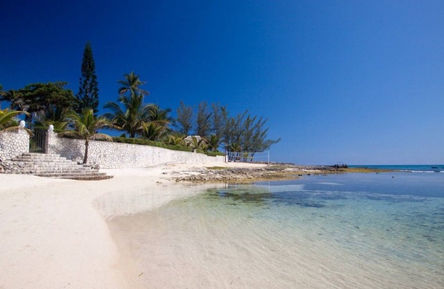 SEVEN SEAS JAMAICA - Luxury 4 Bed Beach Villa in Ocho Rios - STAFF INC