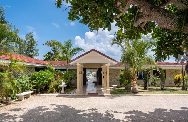 Seven Seas Villa- Private & Fully Staffed! Oceanfront with Heated Pool & Jacuzzi
