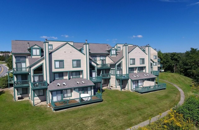 Seven Springs 2 Bedrooms Premium Condo, fireplace and a view by RedAwning - Save 10% on 3 Nights, 15% on 5 Nights!