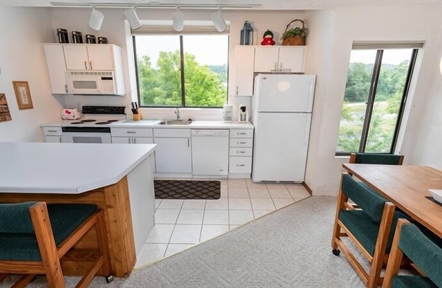 Seven Springs 2 BR Deluxe Condo with Loft, Mountain Views by RedAwning - Save 10% on 3 Nights, 15% on 5 Nights!
