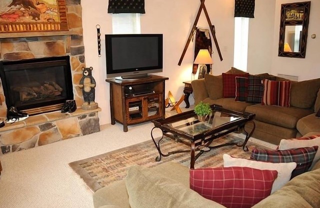 Seven Springs Woodridge 4 Bedroom Premium Condo, Sleeps 10, Deck with Mountain Views by RedAwning