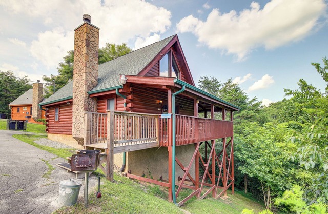 Sevierville Cabin: Private Deck, Community Pool!