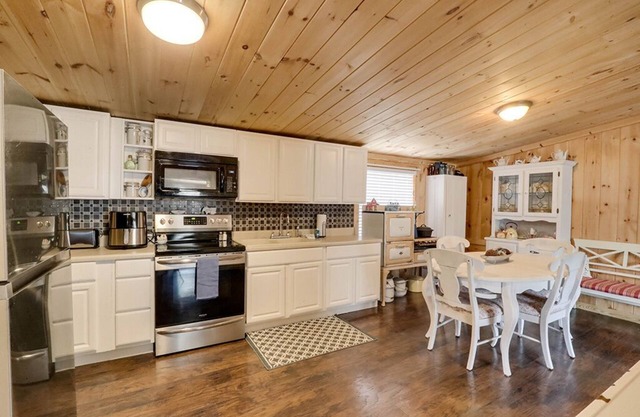 Sevierville - Smokey Mountain Hideaway - 3 Bdrms.