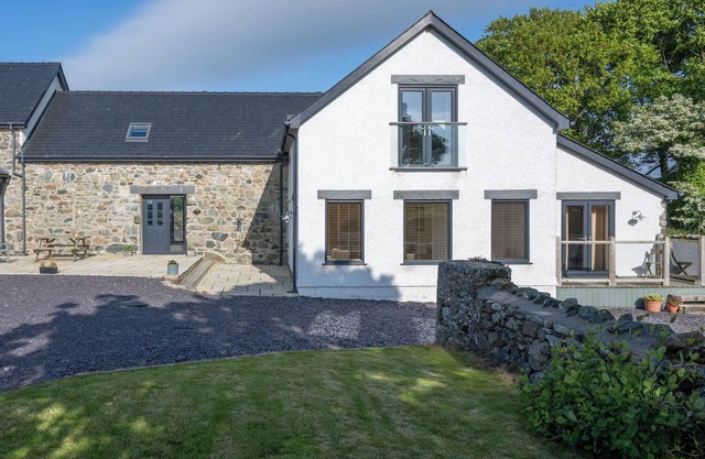 'SGUBOR, family friendly, character holiday cottage in Pentraeth