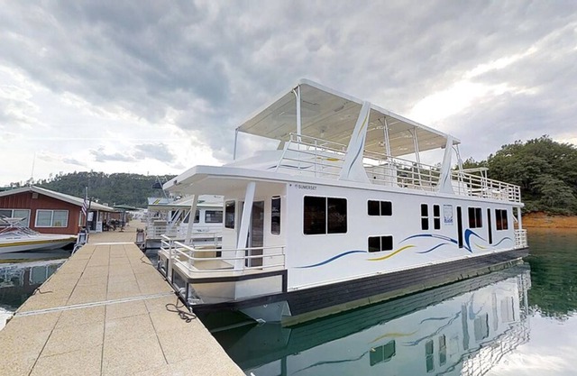 Shasta Marina at Packers Bay Sumerset Houseboat
