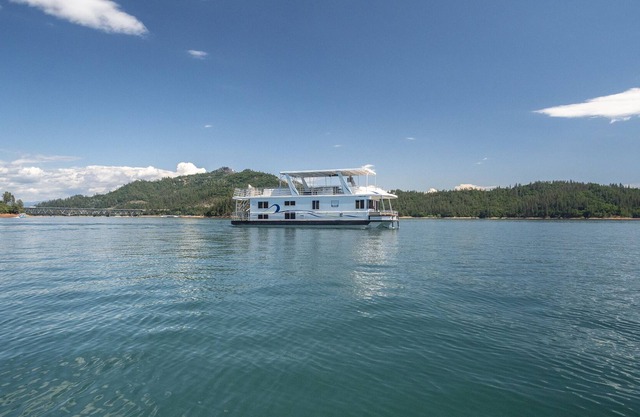Shasta Marina at Packers Bay's Thoroughbred Houseboat