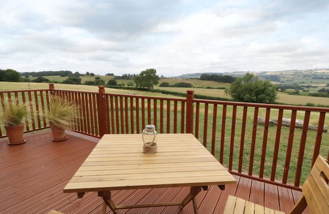 SHEPHERD'S VIEW, character holiday cottage in Minsterley